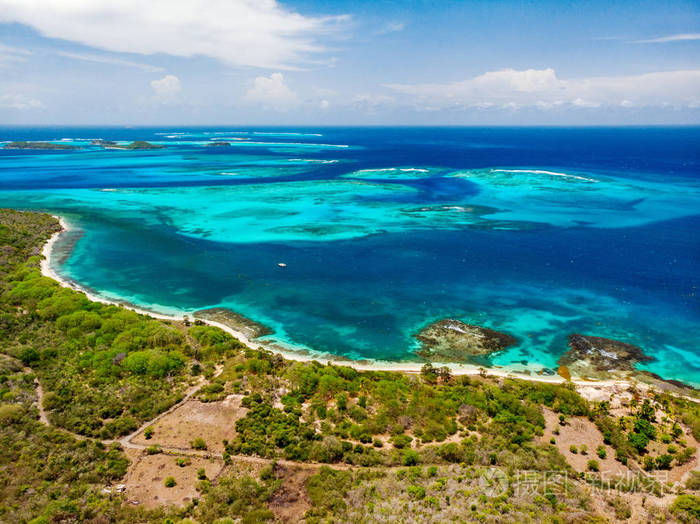 在圣文森特和格林纳丁斯珊瑚礁的热带岛屿和绿松石加勒比海的空中无人