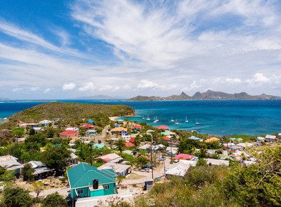 在圣文森特和格林纳丁斯的 Mayreau 热带岛屿和绿松石加勒比海的空中无人机鸟瞰图