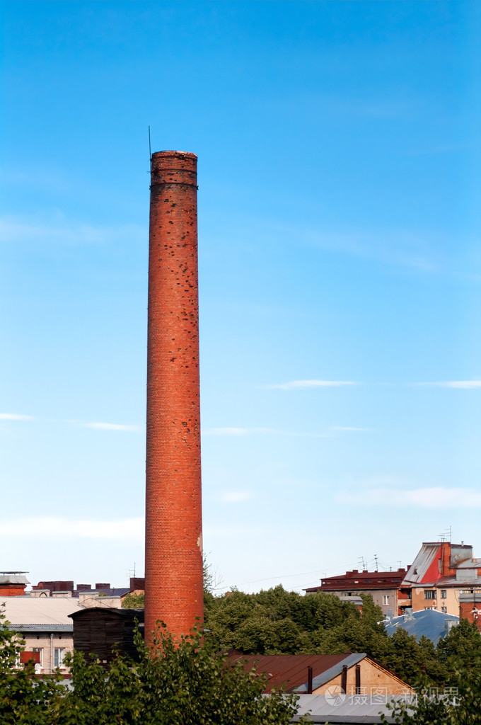 砖砌烟囱映衬在蓝天下
