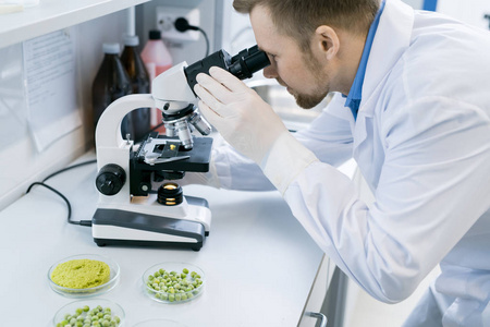 科学侧面医学实验室研究中的年轻科学家的侧面观察肖像照片