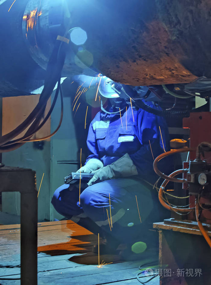 特种移动机床焊接连接的创建过程.坐在椅子上的工人
