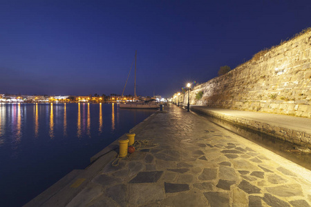 古城堡堡垒在希腊科斯市的城墙, 夜景城市景观, 港口与游艇和船只的景色