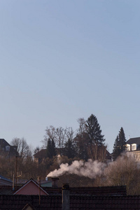 南德国东部春季历史建筑烟囱烟雾