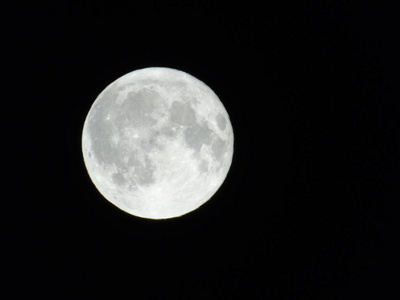 月亮的详细的看法, 满月, 在黑暗的天空关闭月亮