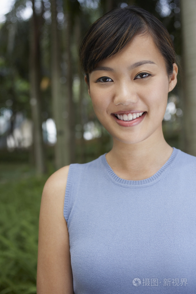 公园里的女人照片-正版商用图片09gc24-摄图新视界