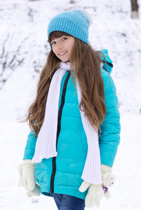 冬季穿雪的女孩画像