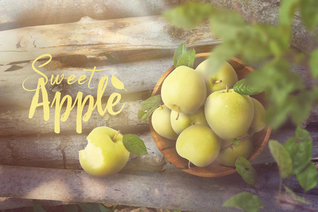 新鲜的绿色成熟的苹果在木碗铺设在树枝上, 和弥散叶在前面, 高品质的图像, 顶部视图
