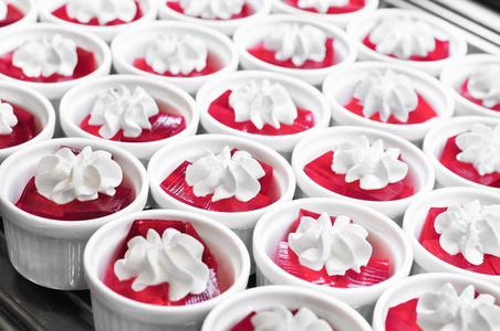 红色与白色杯奶油果冻