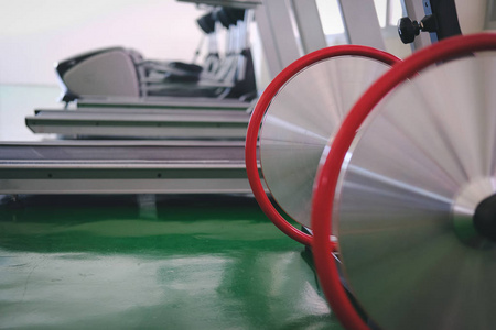 固定自行车, treadmil 和椭圆形交叉训练器在健身中心体育健身房内饰