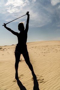 沙漠中的高尔夫球杆飞发女子剪影
