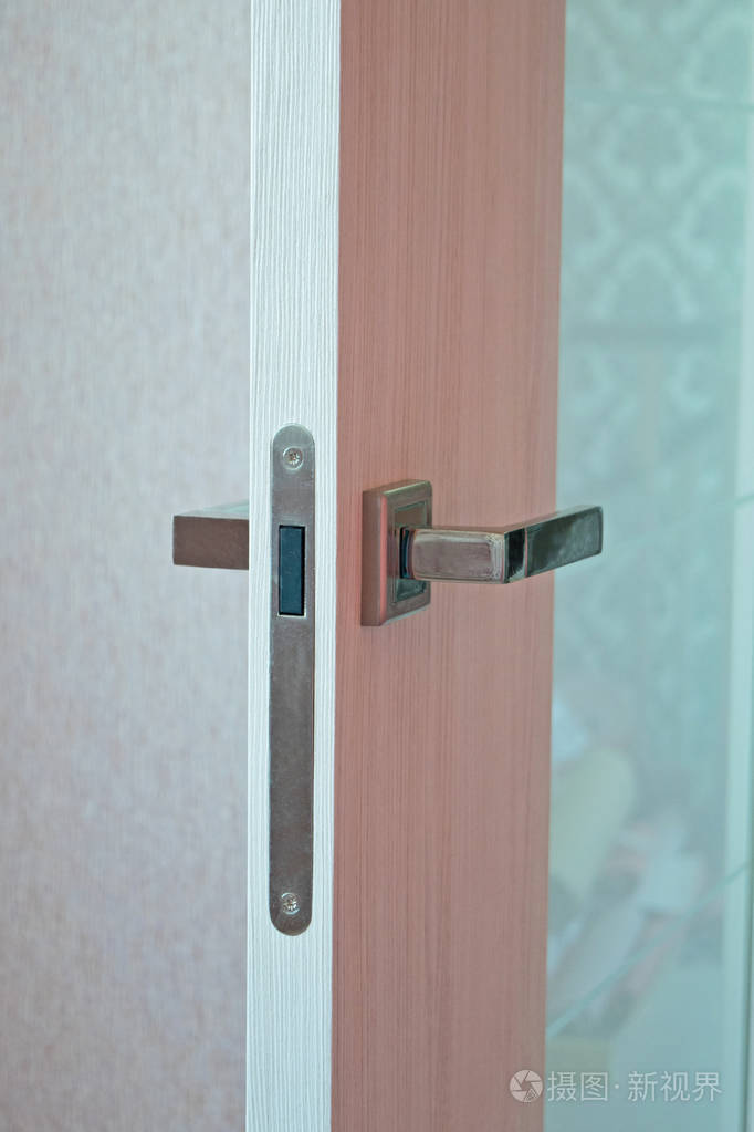 在现代的房子打开门.现代木门带金属手柄特写细节照片-正版商用图片09