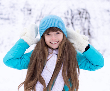 一个可爱的女孩在下雪的天气的肖像