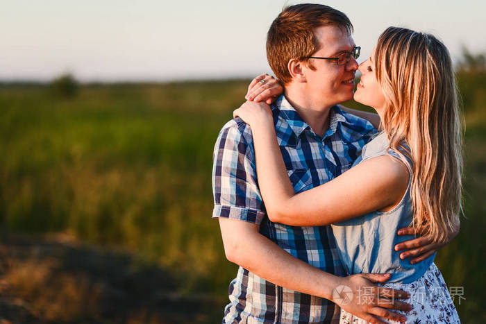 男孩和女孩拥抱在户外温柔的恋人