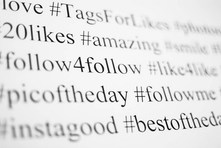 特写的类型流行的 hashtags。纸上的字。社会媒体通信社会网络数字社会和互联网的抽象概念