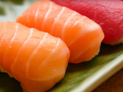 日本食物鲑鱼和金枪鱼寿司美味