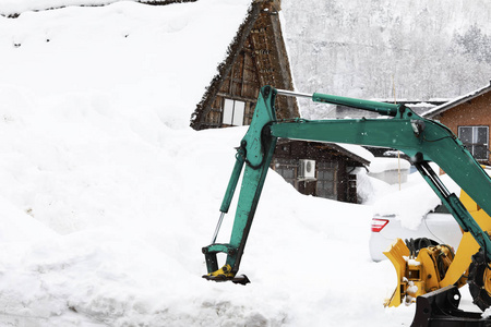 雪装载机在村庄的路去除雪