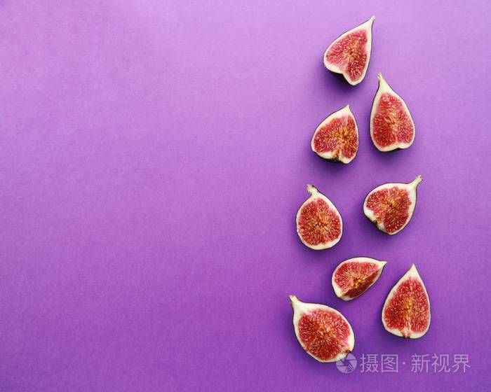 鲜紫色背景切片新鲜成熟无花果
