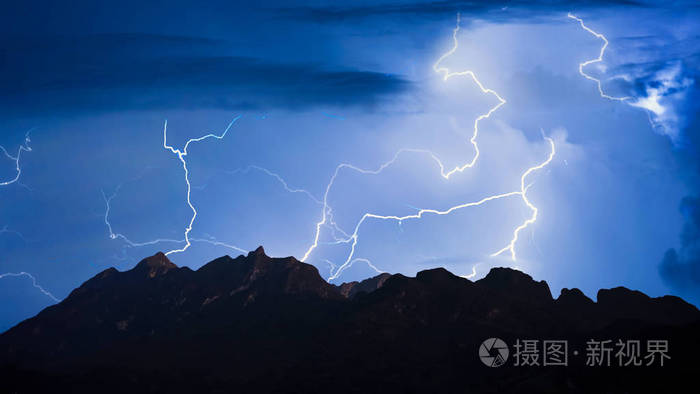 在夜晚的黑暗多云天空背景下的雷雨闪电罢工的全景视图
