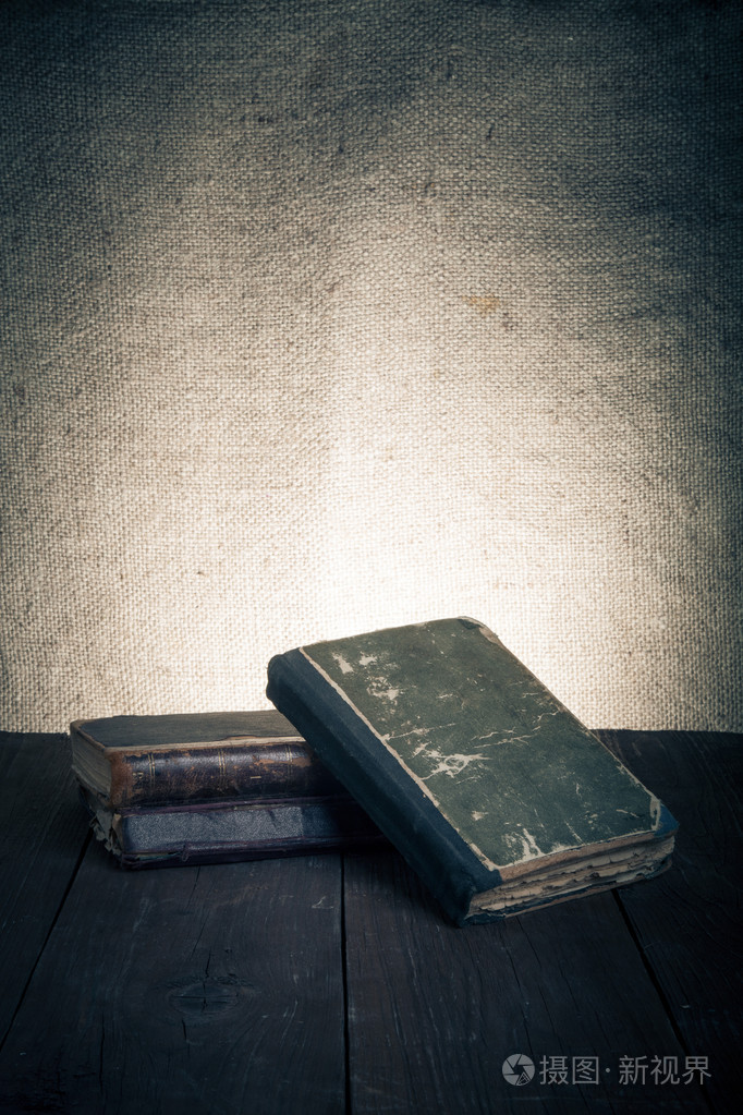 堆栈的旧书旧木桌的背景照片-正版商用图片09gm26-摄图新视界