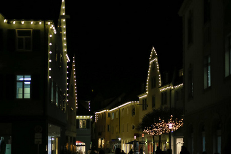 12月, 在德国南部历史悠久的城市市场上, 在慕尼黑和斯图加特的城市附近, 圣诞节以霓虹灯和圣诞树为主导