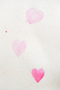 两个画在纸上的粉红色的心