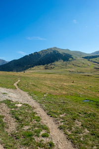 Montgarri 山在蓝天下, 阿兰山谷, 西班牙