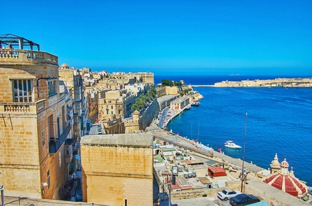 马耳他上 Barrakka 花园 edieval 和大海港的住房
