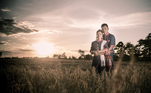 幸福和浪漫的场景的爱夫妇伙伴在稻田上