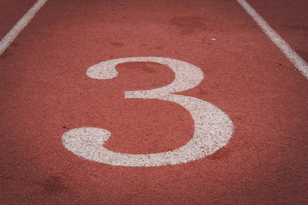 车道号码和红色奔跑跑道, 直道上在室外体育体育场竞技场