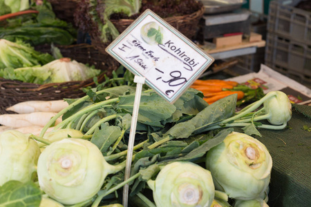 蔬菜作为卷心菜和德国的卷心菜在食物市场在秋天月10月在德国南部的农村在小农村城市