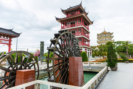 泰国 Suphanburi 天朝龙村中国风格装饰的水轮和塔