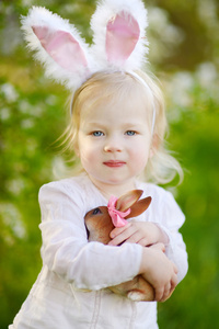头戴复活节兔子耳朵的女孩