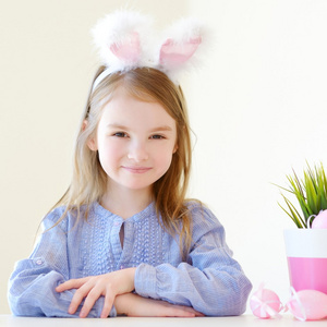 复活节兔子耳朵的小女孩