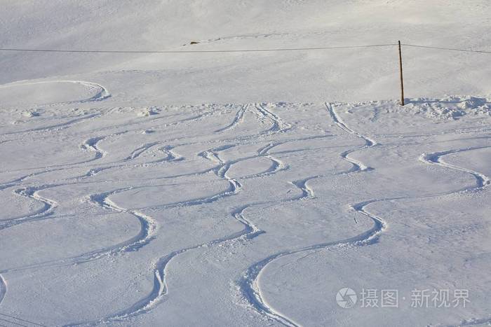 滑雪坡与新鲜的曲线