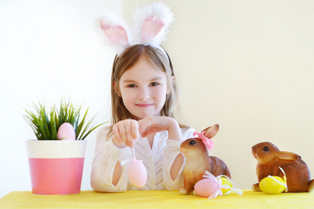 复活节兔子耳朵的小女孩