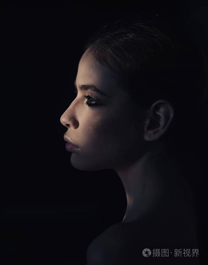 面对美丽的女人与弥补在黑暗中她对你来说是个谜神秘的女孩躲在白天的