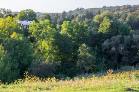 紧靠白色无人机摄像机。在飞行的无人驾驶飞机 quadcopter