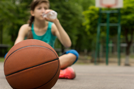 青少年篮球运动员喝水