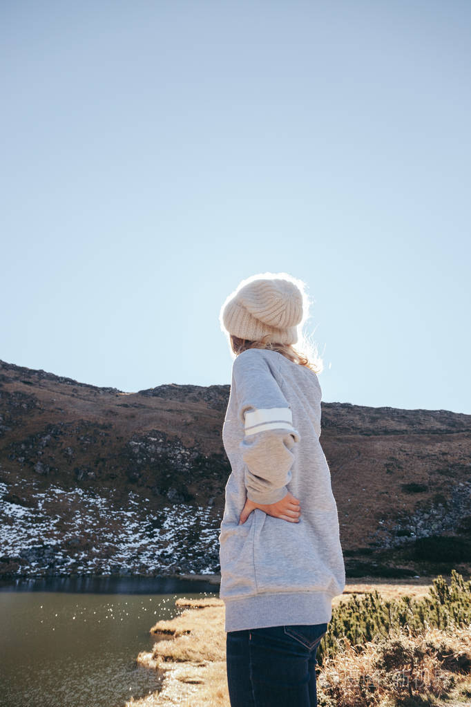 在阳光下看着山和内萨莫维湖的女人的背影, 喀尔巴泰人, 乌克兰