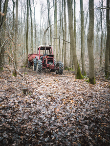 拖拉机, 废弃在森林里, 操作污染
