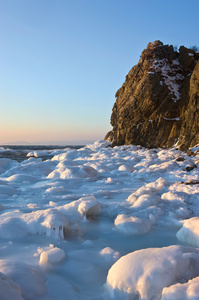 冰冻的海岸的东海在日落之前
