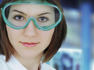 研究员穿着护目镜在实验室和看照相机
