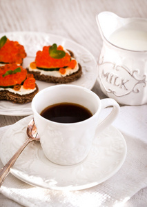 浪漫的早餐咖啡和面包