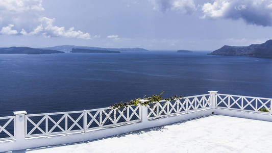 圣托里尼岛上风景如画的露台提供爱琴海和古火山火山口的美景。