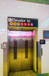 在纽约城地铁电梯