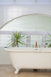 当代的浴室内有浴缸和瓷砖的墙