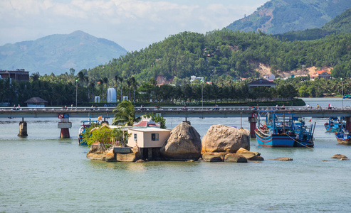 芽庄，越南，2014 年 11 月 11 日。船和岩石附近渔村在芽庄凯河