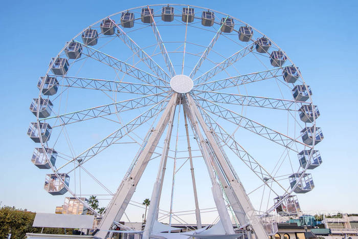 从底部视图的白色摩天轮.法国戛纳照片-正版商用图片09h4dz-摄图新视