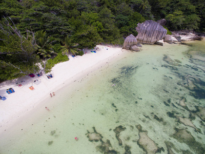 岩石海岸与沙滩的宁静热带海水景观观