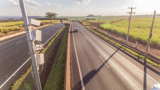 交通雷达与速度执法摄像头在高速公路上。用于平均速度检测的自动车牌识别方法